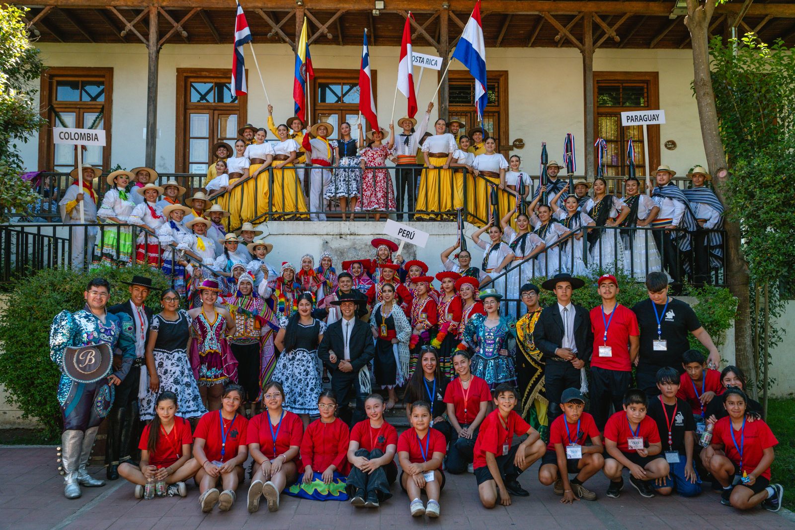 Delegaciones internacionales del festival con las banderas de sus países
